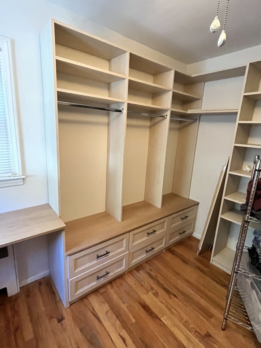 Walk-In Closet (4)